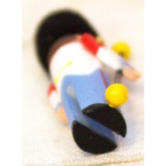 VTG 1995 Hallmark Keepsake Ornament Miniature Clothespin Soldier Collector Serie - Picture 12 of 16